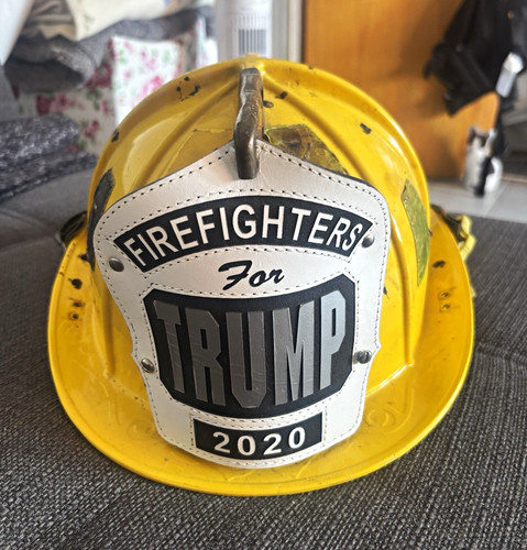 Gelber feuerwehrhelm mit - gelber,